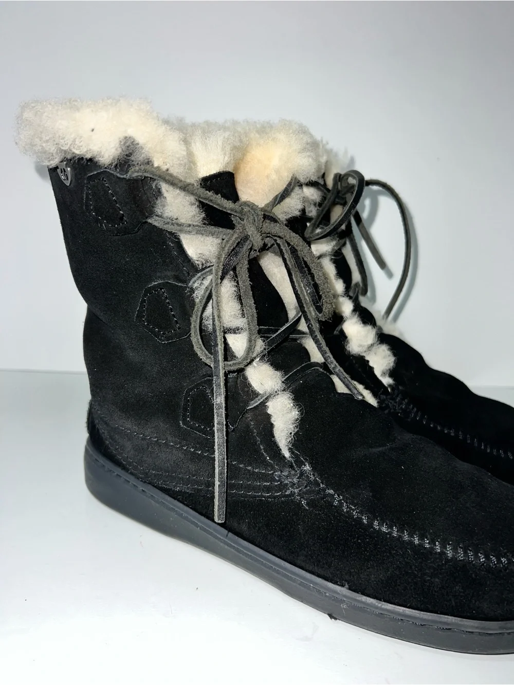 Minnetonka Black Suede Shearling Fur Laced Ankle Boots Women's Size 8 Winter